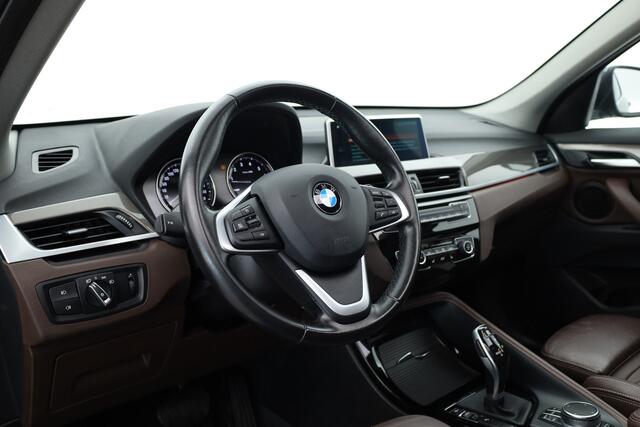 BMW X1 sDrive20i Orange Edition II | Rijklaar! | Navi | Cruise | Pano | Trekhaak | Stoelverw. | HUD | PDVC V+A | 18"