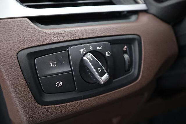 BMW X1 sDrive20i Orange Edition II | Rijklaar! | Navi | Cruise | Pano | Trekhaak | Stoelverw. | HUD | PDVC V+A | 18"