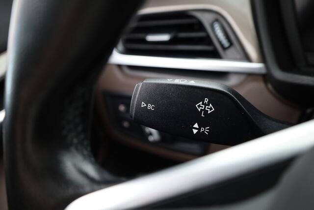 BMW X1 sDrive20i Orange Edition II | Rijklaar! | Navi | Cruise | Pano | Trekhaak | Stoelverw. | HUD | PDVC V+A | 18"
