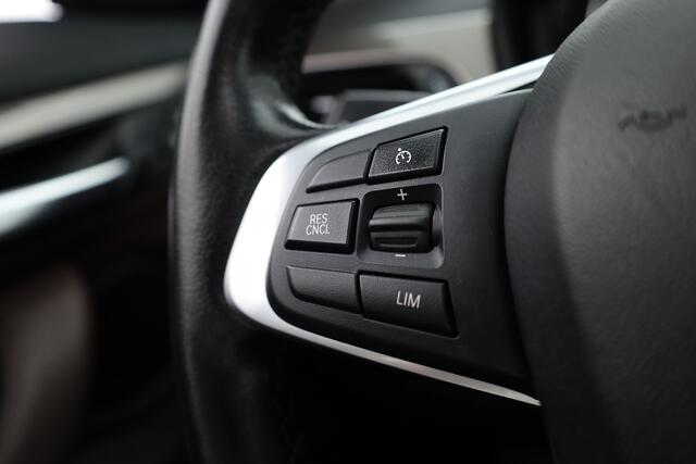BMW X1 sDrive20i Orange Edition II | Rijklaar! | Navi | Cruise | Pano | Trekhaak | Stoelverw. | HUD | PDVC V+A | 18"