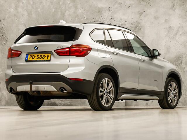 BMW X1 sDrive20i Executive 192Pk Automaat (NAVIGATIE, CLIMATE, TREKHAAK, SPORTSTOELEN, GETINT GLAS, PARKEERSENSOREN, NIEUWSTAAT)