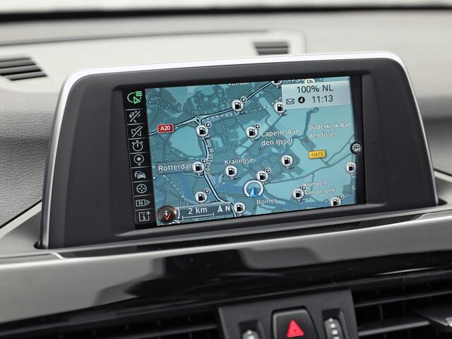 BMW X1 sDrive20i Executive 192Pk Automaat (NAVIGATIE, CLIMATE, TREKHAAK, SPORTSTOELEN, GETINT GLAS, PARKEERSENSOREN, NIEUWSTAAT)