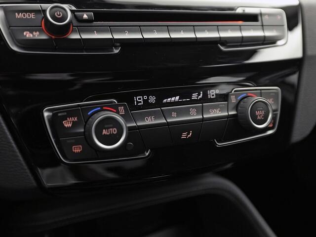 BMW X1 sDrive20i Executive 192Pk Automaat (NAVIGATIE, CLIMATE, TREKHAAK, SPORTSTOELEN, GETINT GLAS, PARKEERSENSOREN, NIEUWSTAAT)