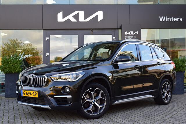 BMW X1 sDrive20i Orange Edition II | Schuif-/ Kanteldak | Stoelverwarming | Leder | Head-up Display |