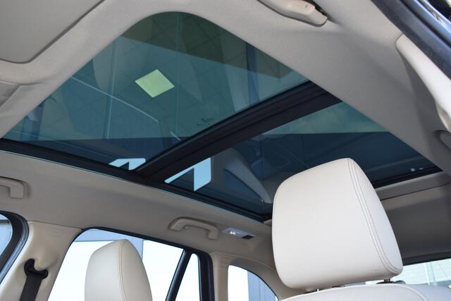 BMW X1 sDrive20i Orange Edition II | Schuif-/ Kanteldak | Stoelverwarming | Leder | Head-up Display |