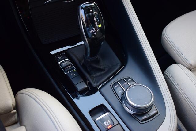 BMW X1 sDrive20i Orange Edition II | Schuif-/ Kanteldak | Stoelverwarming | Leder | Head-up Display |