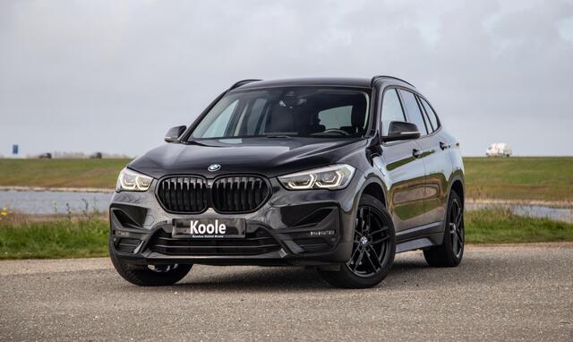 BMW X1 xDrive25e Executive BLACK LINE / CAMERA / CARPLAY / HEAD UP DISPLAY / LEDER / LED / CRUISE CONTROLE / STOELVERWARMING