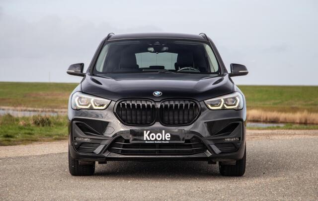 BMW X1 xDrive25e Executive BLACK LINE / CAMERA / CARPLAY / HEAD UP DISPLAY / LEDER / LED / CRUISE CONTROLE / STOELVERWARMING