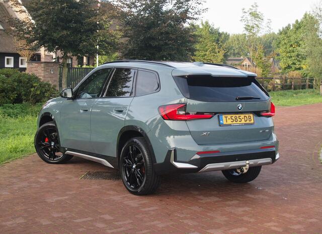 BMW X1 sDrive18i | NIEUW MODEL | Trekhaak | 19Inch | Sportstoelen met geheugen | Sfeerverlichting | Camera | Leer |