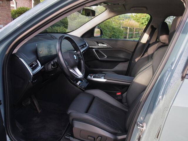 BMW X1 sDrive18i | NIEUW MODEL | Trekhaak | 19Inch | Sportstoelen met geheugen | Sfeerverlichting | Camera | Leer |