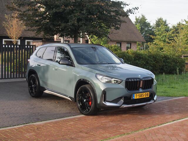 BMW X1 sDrive18i | NIEUW MODEL | Trekhaak | 19Inch | Sportstoelen met geheugen | Sfeerverlichting | Camera | Leer |