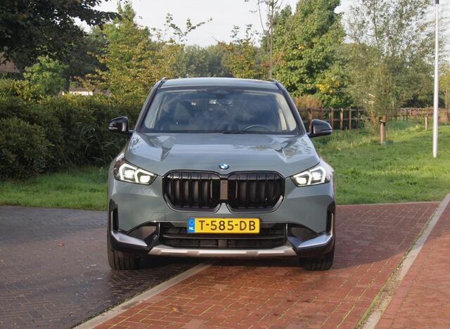 BMW X1 sDrive18i | NIEUW MODEL | Trekhaak | 19Inch | Sportstoelen met geheugen | Sfeerverlichting | Camera | Leer |