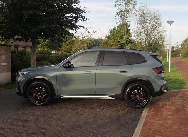 BMW X1 sDrive18i | NIEUW MODEL | Trekhaak | 19Inch | Sportstoelen met geheugen | Sfeerverlichting | Camera | Leer |