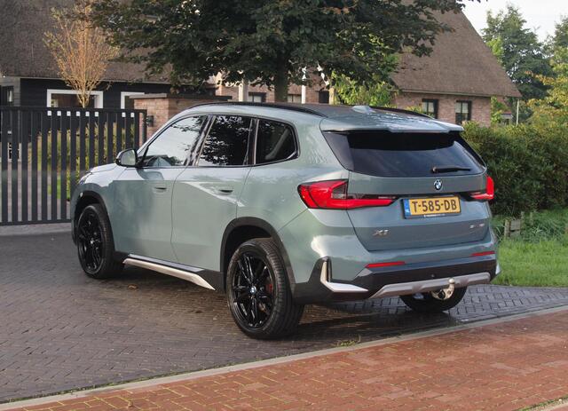 BMW X1 sDrive18i | NIEUW MODEL | Trekhaak | 19Inch | Sportstoelen met geheugen | Sfeerverlichting | Camera | Leer |