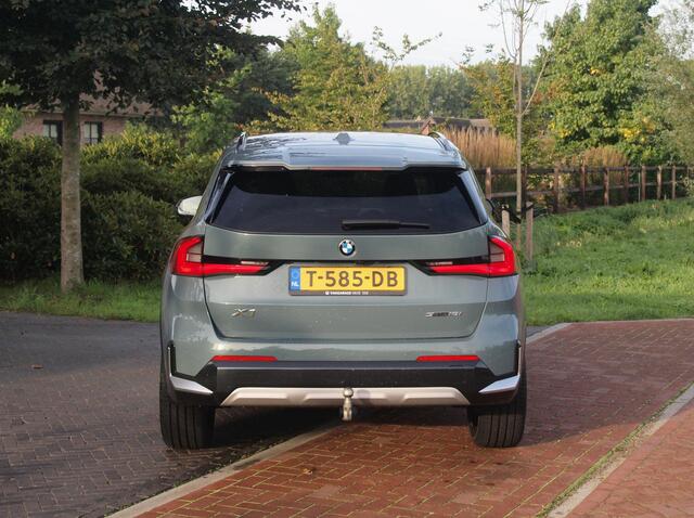 BMW X1 sDrive18i | NIEUW MODEL | Trekhaak | 19Inch | Sportstoelen met geheugen | Sfeerverlichting | Camera | Leer |