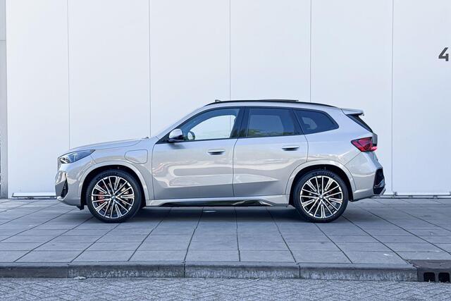 BMW X1 xDrive30e M-Sport Pro / 20 inch / Glazendak / Driving Assistant Plus / Trekhaak / Head Up Display