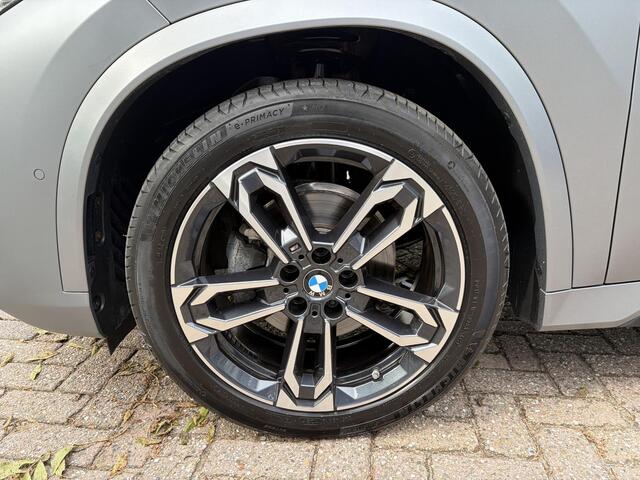 BMW X1 sDrive18i Frozen Grey M-Sport Pano Leer HUD Har/Ka