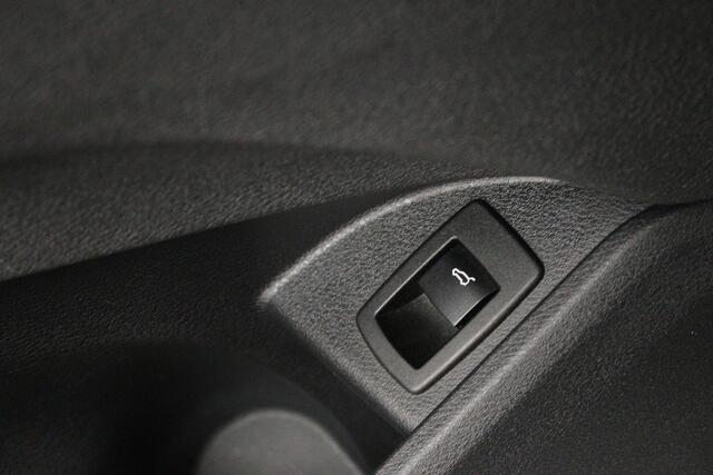 BMW X1 sDrive20i VDL Nedcar Edition (PANORAMADAK, CAMERA, STOELVERWARMING, PARKEERSENSOREN)