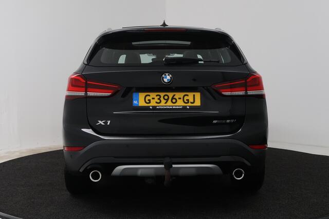BMW X1 sDrive20i VDL Nedcar Edition (PANORAMADAK, CAMERA, STOELVERWARMING, PARKEERSENSOREN)