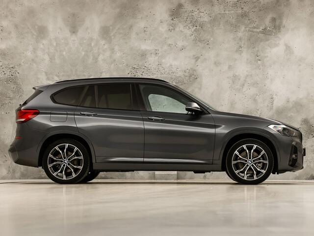 BMW X1 xDrive25e M Sport High Executive 221Pk Automaat (PANORAMADAK, M PAKKET, GROOT NAVI, LEDER, STOELVERWARMING, SPORTSTOELEN, GETINT GLAS, SFEERVERLICHTING, NIEUWSTAAT)