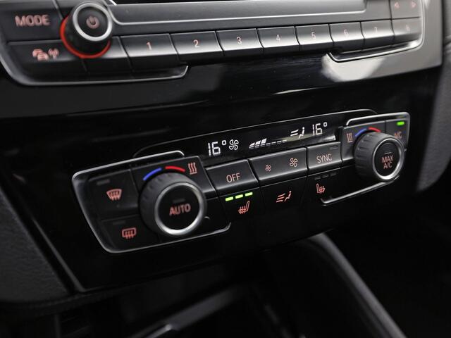 BMW X1 xDrive25e M Sport High Executive 221Pk Automaat (PANORAMADAK, M PAKKET, GROOT NAVI, LEDER, STOELVERWARMING, SPORTSTOELEN, GETINT GLAS, SFEERVERLICHTING, NIEUWSTAAT)