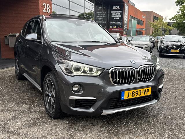 BMW X1 xDrive20i Executive // PANO / SCHUIF- KANTELDAK // NAVI // PDC V+A // CRUISE // TREKHAAK // ELEK. ACHTERKLEP //