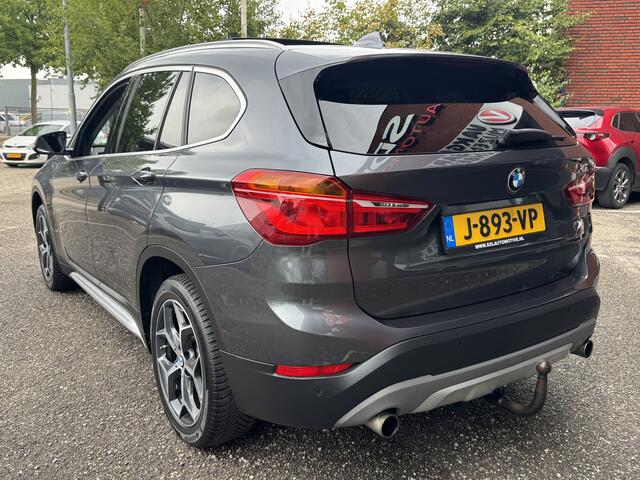 BMW X1 xDrive20i Executive // PANO / SCHUIF- KANTELDAK // NAVI // PDC V+A // CRUISE // TREKHAAK // ELEK. ACHTERKLEP //