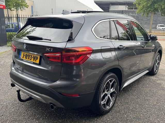 BMW X1 xDrive20i Executive // PANO / SCHUIF- KANTELDAK // NAVI // PDC V+A // CRUISE // TREKHAAK // ELEK. ACHTERKLEP //