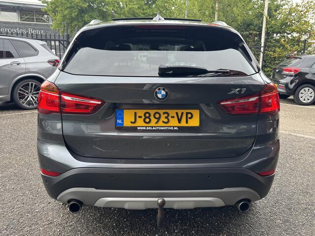 BMW X1 xDrive20i Executive // PANO / SCHUIF- KANTELDAK // NAVI // PDC V+A // CRUISE // TREKHAAK // ELEK. ACHTERKLEP //