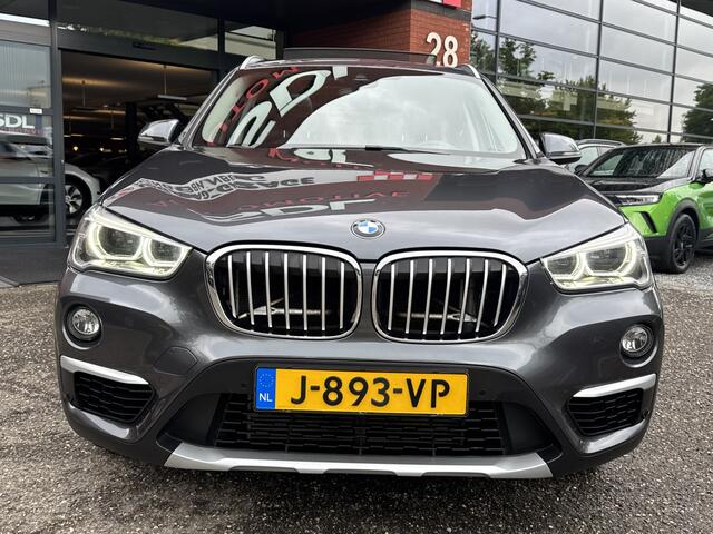 BMW X1 xDrive20i Executive // PANO / SCHUIF- KANTELDAK // NAVI // PDC V+A // CRUISE // TREKHAAK // ELEK. ACHTERKLEP //