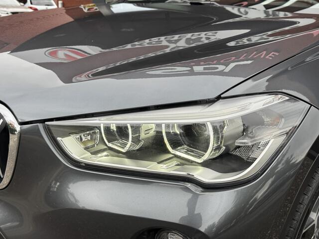 BMW X1 xDrive20i Executive // PANO / SCHUIF- KANTELDAK // NAVI // PDC V+A // CRUISE // TREKHAAK // ELEK. ACHTERKLEP //