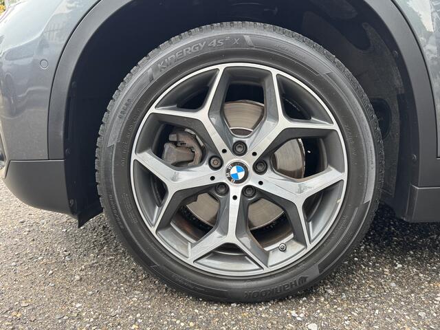 BMW X1 xDrive20i Executive // PANO / SCHUIF- KANTELDAK // NAVI // PDC V+A // CRUISE // TREKHAAK // ELEK. ACHTERKLEP //