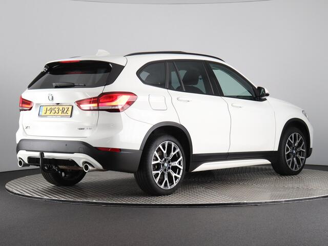 BMW X1 sDrive20i High Executive (Pano / Afn. trekhaak / Camera / Head up / Elek. achterklep / 19'')