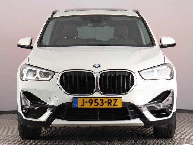 BMW X1 sDrive20i High Executive (Pano / Afn. trekhaak / Camera / Head up / Elek. achterklep / 19'')