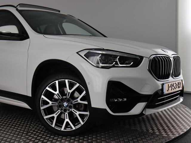 BMW X1 sDrive20i High Executive (Pano / Afn. trekhaak / Camera / Head up / Elek. achterklep / 19'')