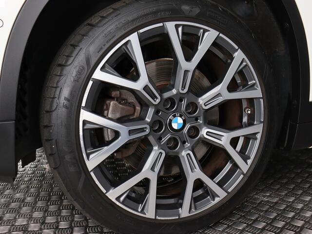 BMW X1 sDrive20i High Executive (Pano / Afn. trekhaak / Camera / Head up / Elek. achterklep / 19'')