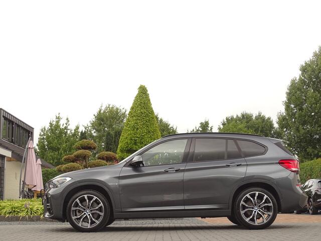 BMW X1 sDrive20i M-Sport | HUD | Trekhk | Camera | Carplay | 19 inch Unieke kmstand!