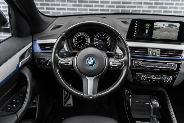 BMW X1 xDrive25e High Executive | M-Sport | Plug-in Hybrid (PHEV) | Panoramadak | LED Koplampen Adaptief | Cruise Control Adaptief | Achteruitrijcamera | Parkeerassistent | Head-up Display | Sportstoelen | Keyless Entry | Elektrische Achterklep | Navigatie