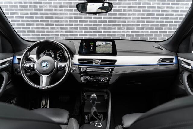BMW X1 xDrive25e High Executive | M-Sport | Plug-in Hybrid (PHEV) | Panoramadak | LED Koplampen Adaptief | Cruise Control Adaptief | Achteruitrijcamera | Parkeerassistent | Head-up Display | Sportstoelen | Keyless Entry | Elektrische Achterklep | Navigatie