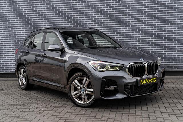 BMW X1 xDrive25e High Executive | M-Sport | Plug-in Hybrid (PHEV) | Panoramadak | LED Koplampen Adaptief | Cruise Control Adaptief | Achteruitrijcamera | Parkeerassistent | Head-up Display | Sportstoelen | Keyless Entry | Elektrische Achterklep | Navigatie