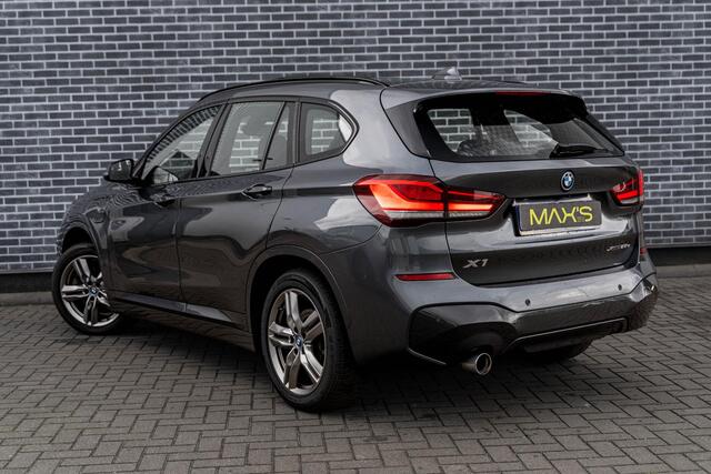 BMW X1 xDrive25e High Executive | M-Sport | Plug-in Hybrid (PHEV) | Panoramadak | LED Koplampen Adaptief | Cruise Control Adaptief | Achteruitrijcamera | Parkeerassistent | Head-up Display | Sportstoelen | Keyless Entry | Elektrische Achterklep | Navigatie