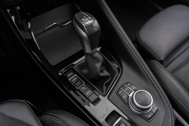 BMW X1 xDrive25e High Executive | M-Sport | Plug-in Hybrid (PHEV) | Panoramadak | LED Koplampen Adaptief | Cruise Control Adaptief | Achteruitrijcamera | Parkeerassistent | Head-up Display | Sportstoelen | Keyless Entry | Elektrische Achterklep | Navigatie