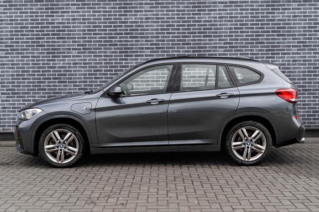BMW X1 xDrive25e High Executive | M-Sport | Plug-in Hybrid (PHEV) | Panoramadak | LED Koplampen Adaptief | Cruise Control Adaptief | Achteruitrijcamera | Parkeerassistent | Head-up Display | Sportstoelen | Keyless Entry | Elektrische Achterklep | Navigatie