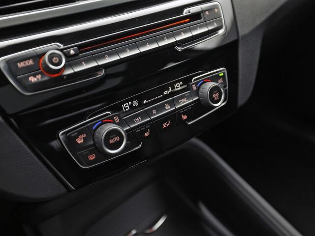 BMW X1 sDrive18i Sport High Executive 140Pk Automaat (PANORAMADAK, GROOT NAVI, MEMORY SEAT, LEDER, CAMERA, SPORTSTOELEN, TREKHAAK, STOELVERWARMING, NIEUWSTAAT)