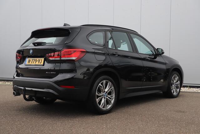BMW X1 xDrive25e Business Edition Plus Trekhaak Leder LED Navigatie Head up Display Stoelverwarming 18 inch LMV Elektrische Achterklep