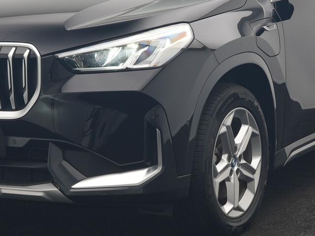 BMW X1 xDrive30e X Line PHEV 326pk Dealer O.H. | Trekhaak Af Fabriek | Panodak | Camera | Harman / Kardon | Lederen Voorstoelen Verwarmd | Sfeerverlichting | Apple Carplay | Navigatie | DAB | Cruise Control | Plug In Hybrid |