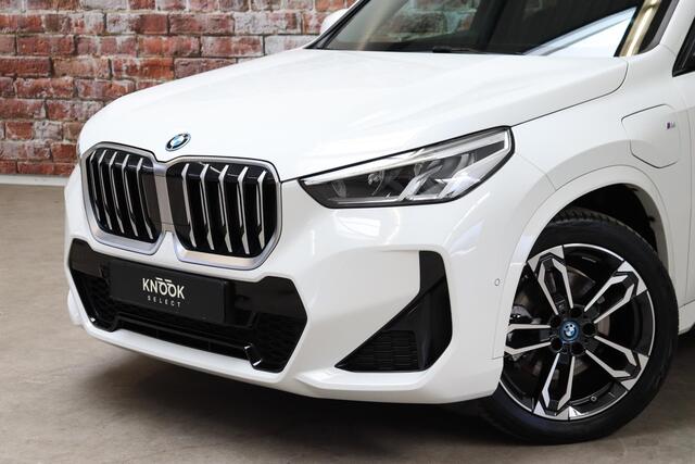 BMW X1 xDrive25e Executive M Sport Pakket Automaat / Widescreen Display / Shadow Line / Achteruitrijcamera / Extra Getint Glas / 19 Inch / Climate Control / Apple CarPlay / Adaptief M Onderstel / Parkeerhulpsysteem / DAB / Stoelverwarming