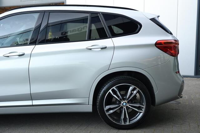 BMW X1 sDrive20i M Sport / Head-up / Pano