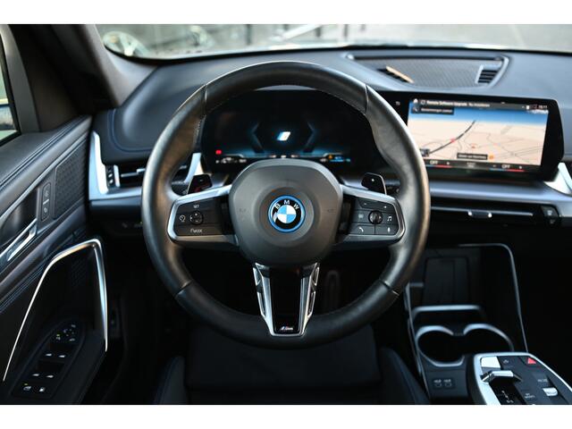 BMW X1 xDrive25e M Sport Automaat / Sportstoelen / Comfort Access / Achteruitrijcamera / Stoelverwarming / Adaptieve LED