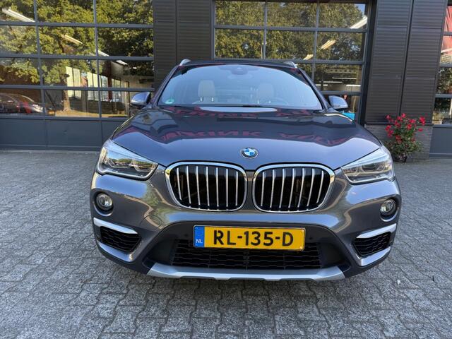 BMW X1 XDRIVE20I HIGH EXEC. BJ.2018 PANO TREKHAAK HEAD-UP LEDER